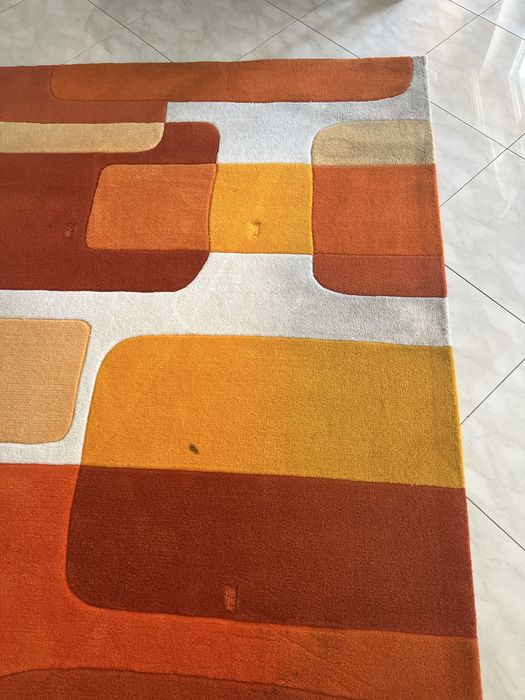 1 Tapetes Sala em tons castanhos e laranja