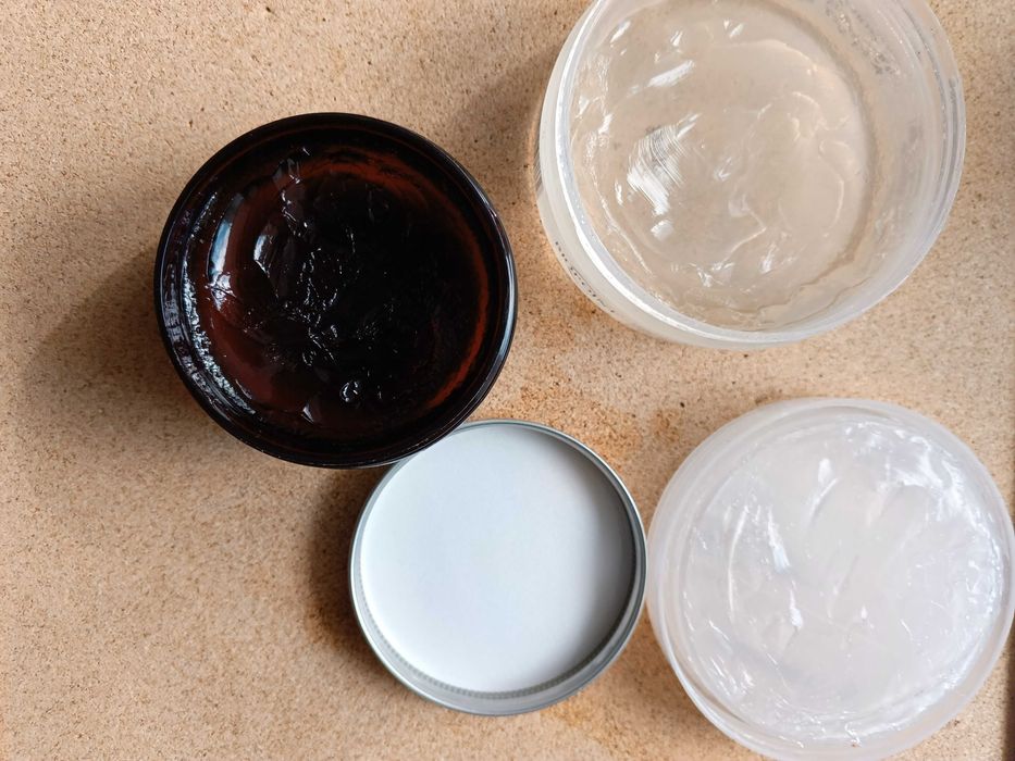 Косметика для макіяжа губ, очей, брів, пензлики