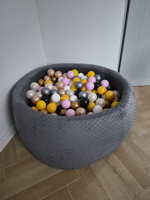 Suchy basem z piłkami