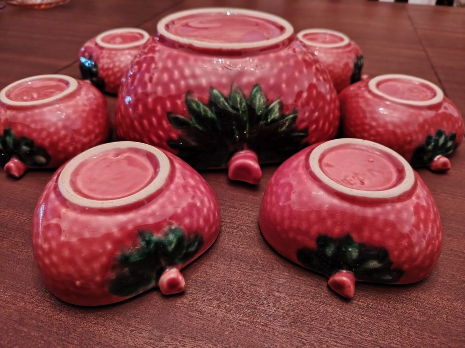 Conjunto de 1 Taça Grande e 6 pequenas com feitio de Morango