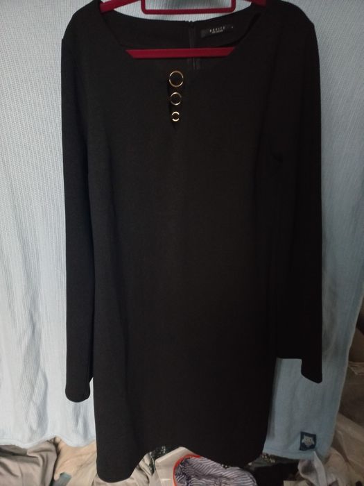 Sukienka midi z delikatnie rozszerzanymi rękawami