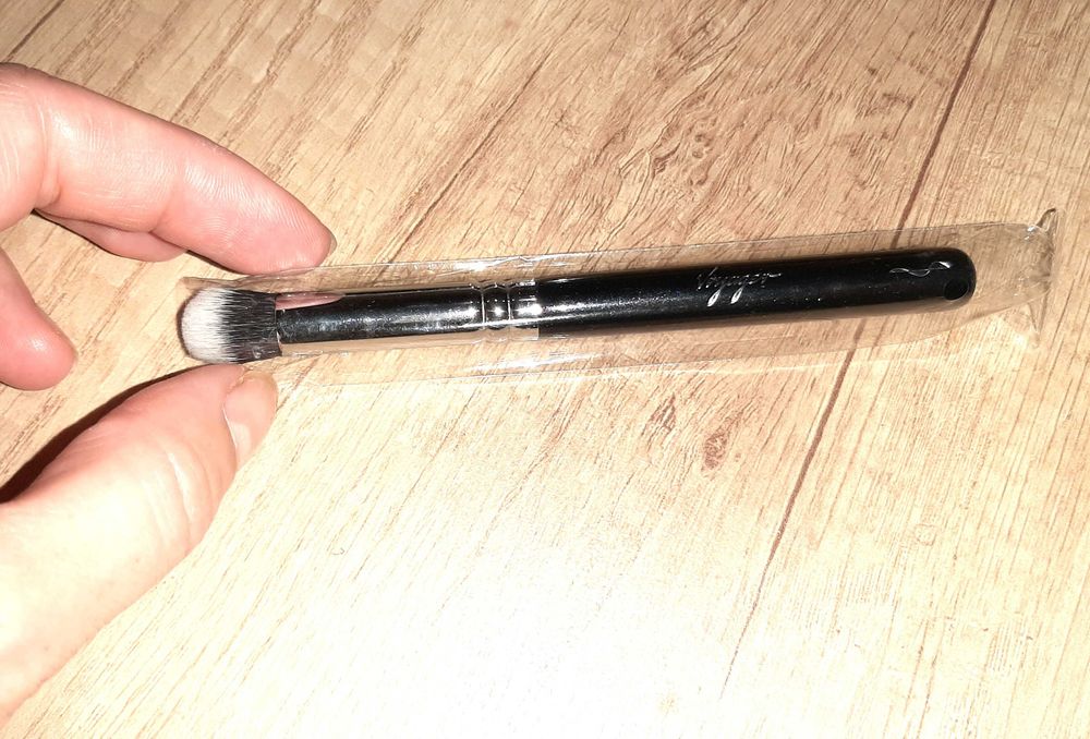 nowy pędzel do nakładania korektora ZOEVA - 142 Concealer Buffer
