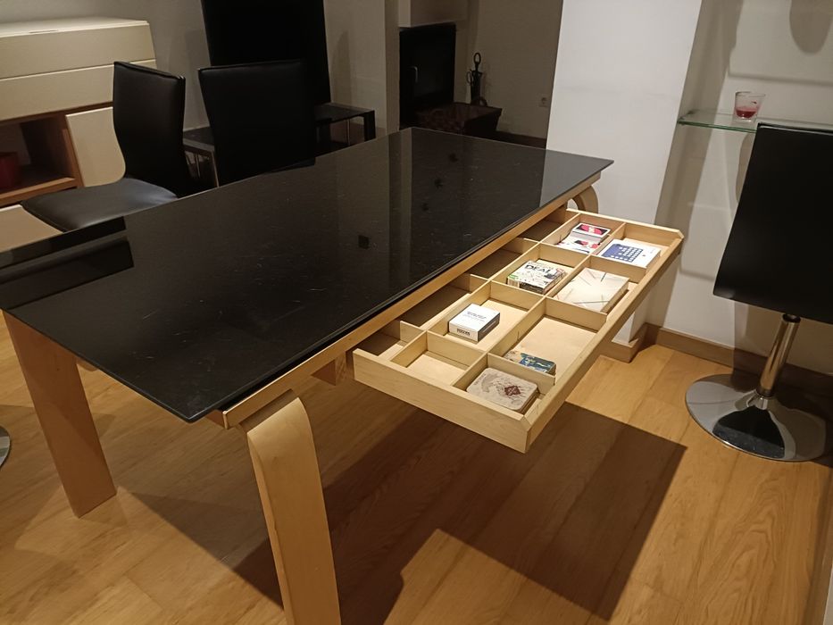 Mesa de Refeição, tampo de vidro e pernas em madeira