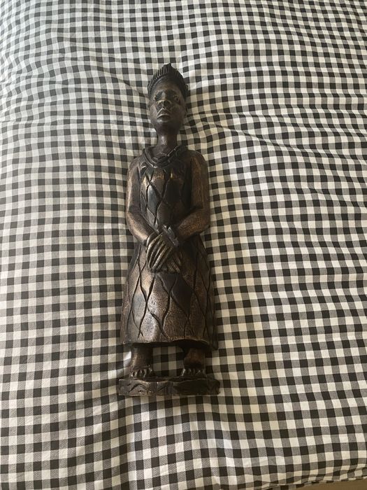 Figurka z ciemnego drewna