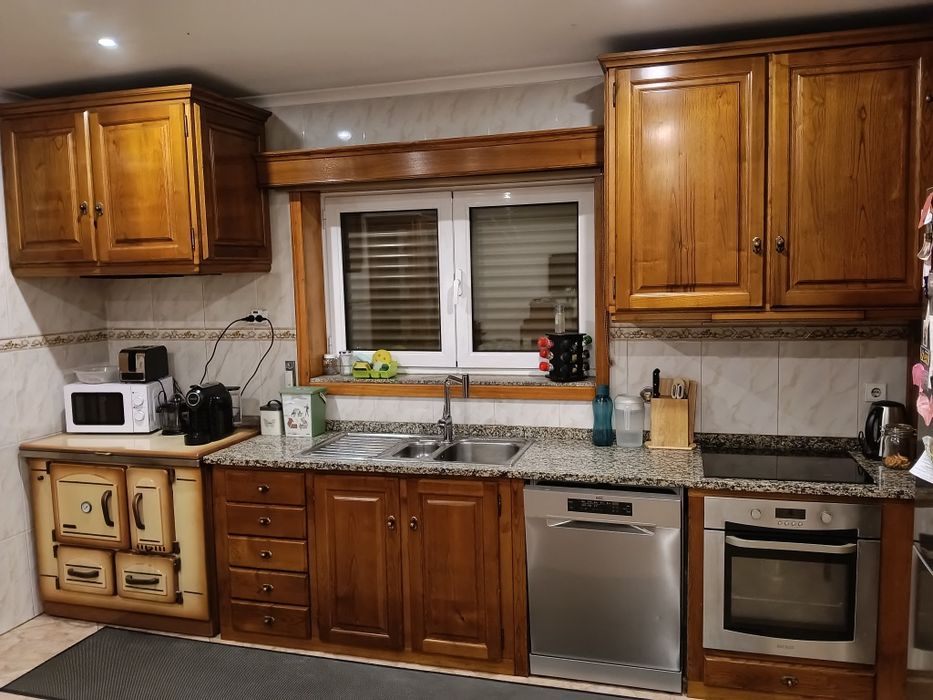 Cozinha em madeira com península