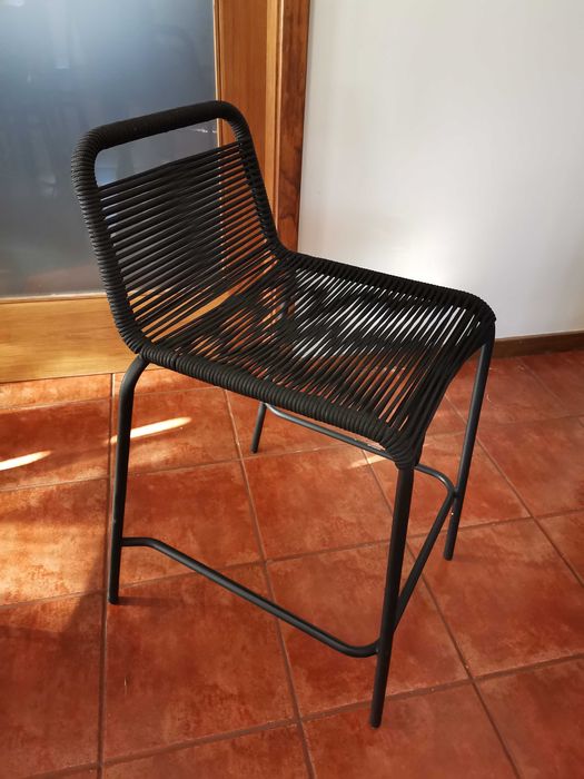 Cadeiras pretas em bom estado de conservação, ideais para um balcão de cozinha.