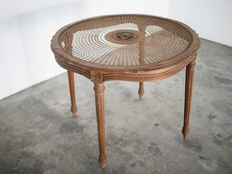 Mesa de Apoio Circular em Madeira Maciça e Palhinha (Anos 70/80)