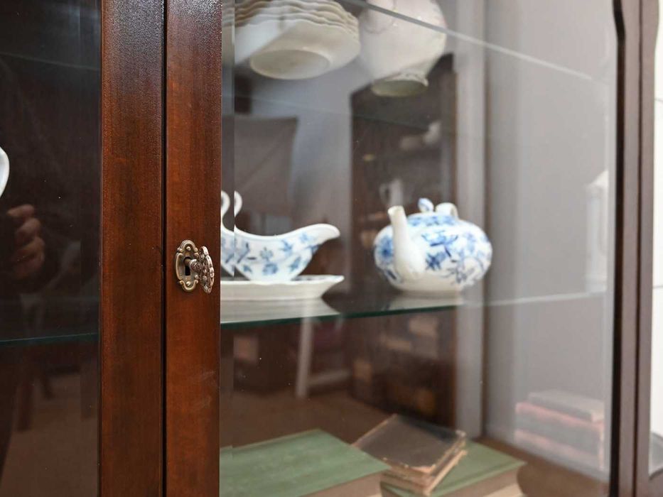 serwantka witryna gięta orzechowa 012203