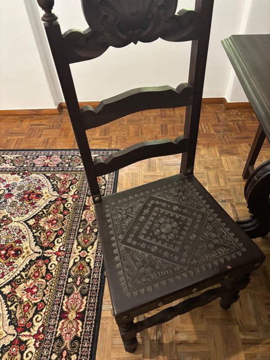 Mesa e cadeiras de madeira genuína em ótimo estado (Preço da Mesa)