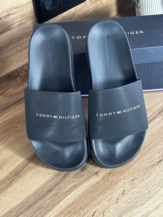 Buty Tommy Hilfiger 44 czarne klapki z logo slides