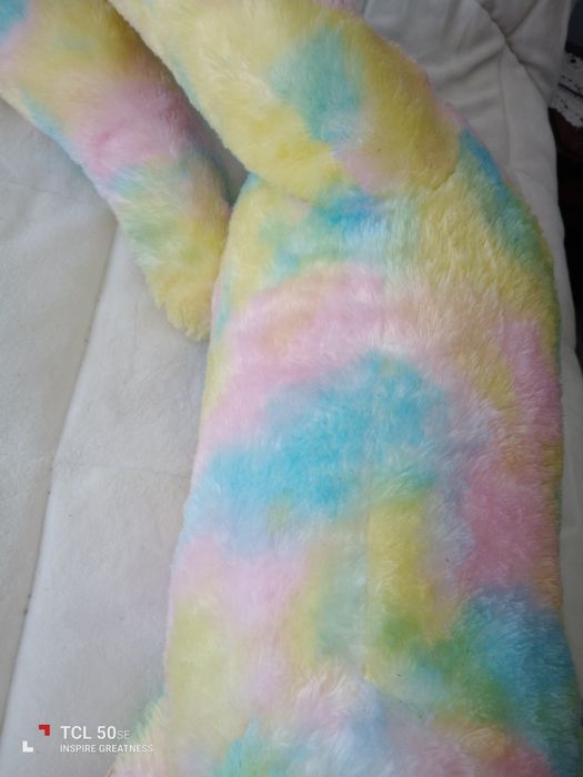 Peluche unicórnio gigante muito lindo.