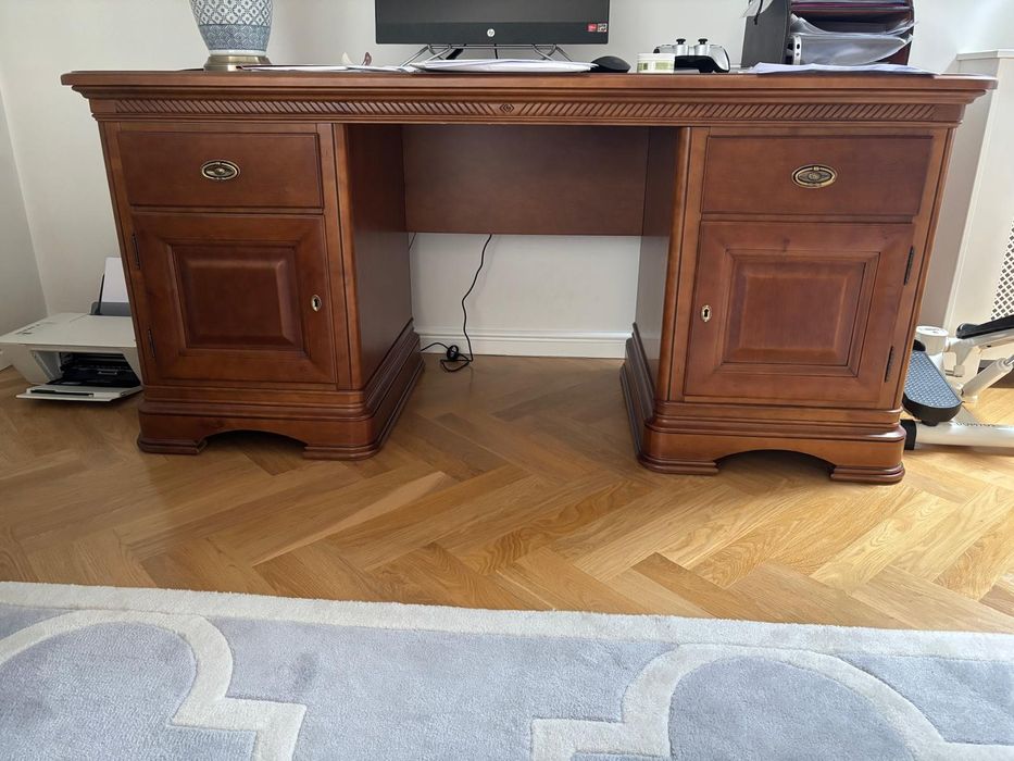 Biurko witryna krzesło