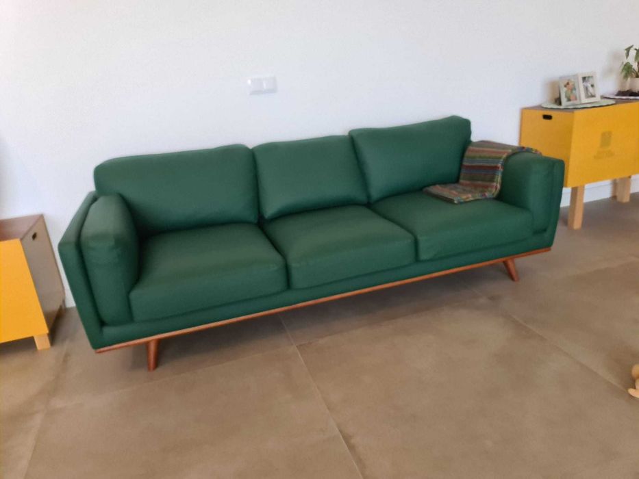 Sofa Pele Sintética Área