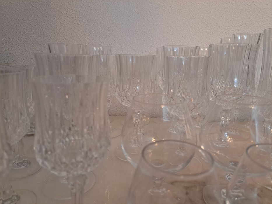 Vários copos em vidro e cristal