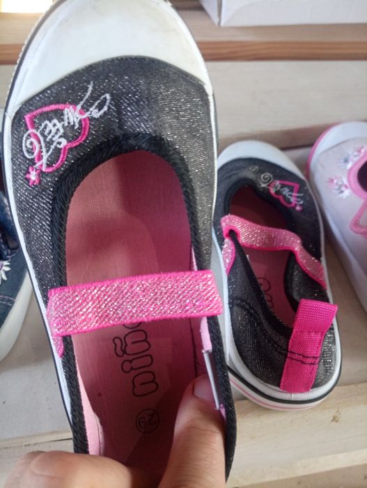 Buty ,kapcie dla dziewczynki rozm. 27 i 29