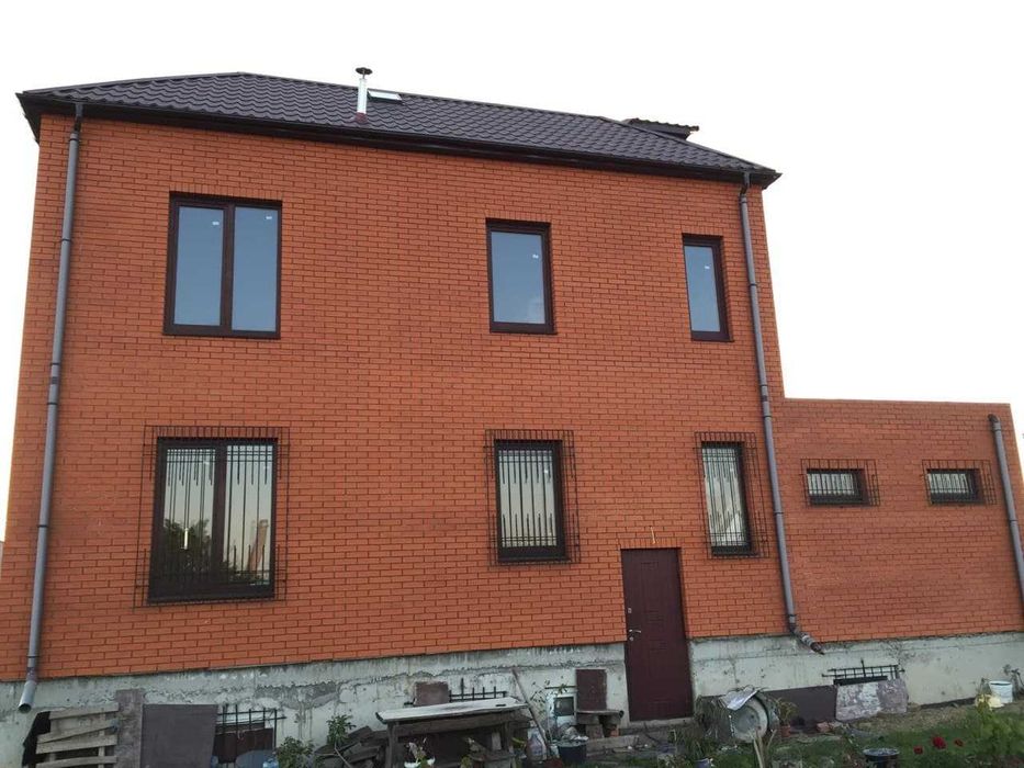 Частный дом из красного кирпича с.Бурлачья Балка