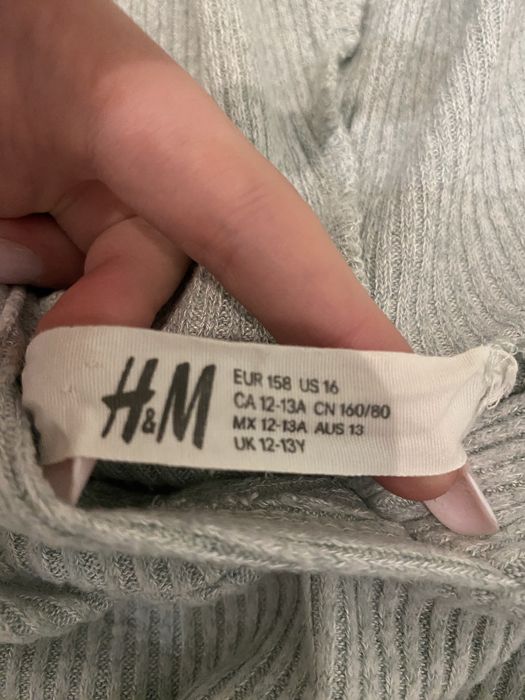 Cienki sweterek z kapturem