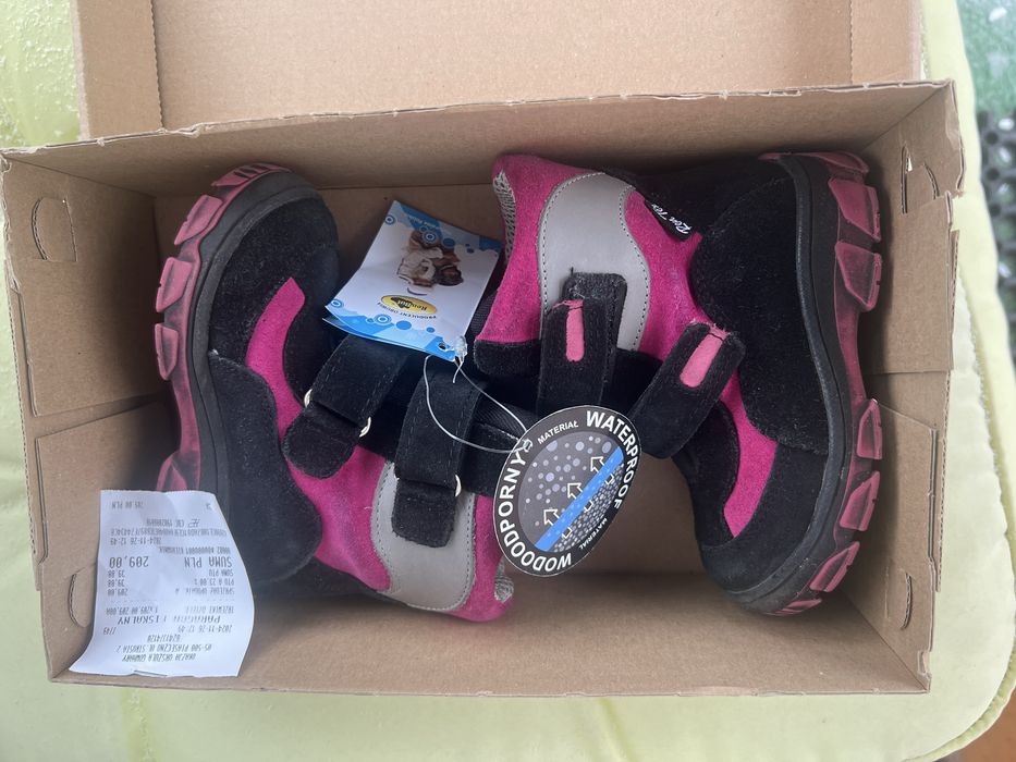 Piękne i ciepłe zimowe buty dla dziewczynki Renbut. Rozmiar 23