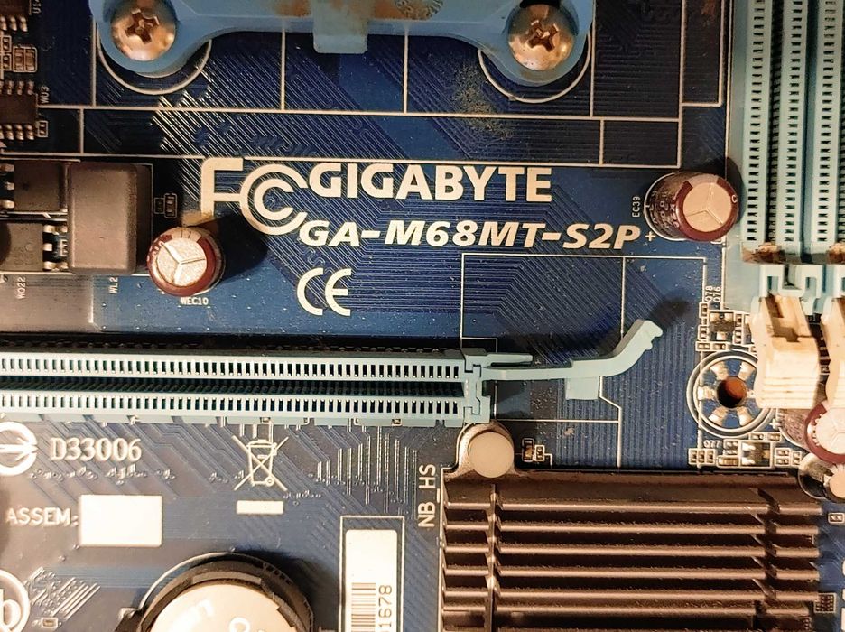 Материнська плата Gigabyte GA-M68MT-S2P AM3 DDR3 + CPU Phenom 4X ядра