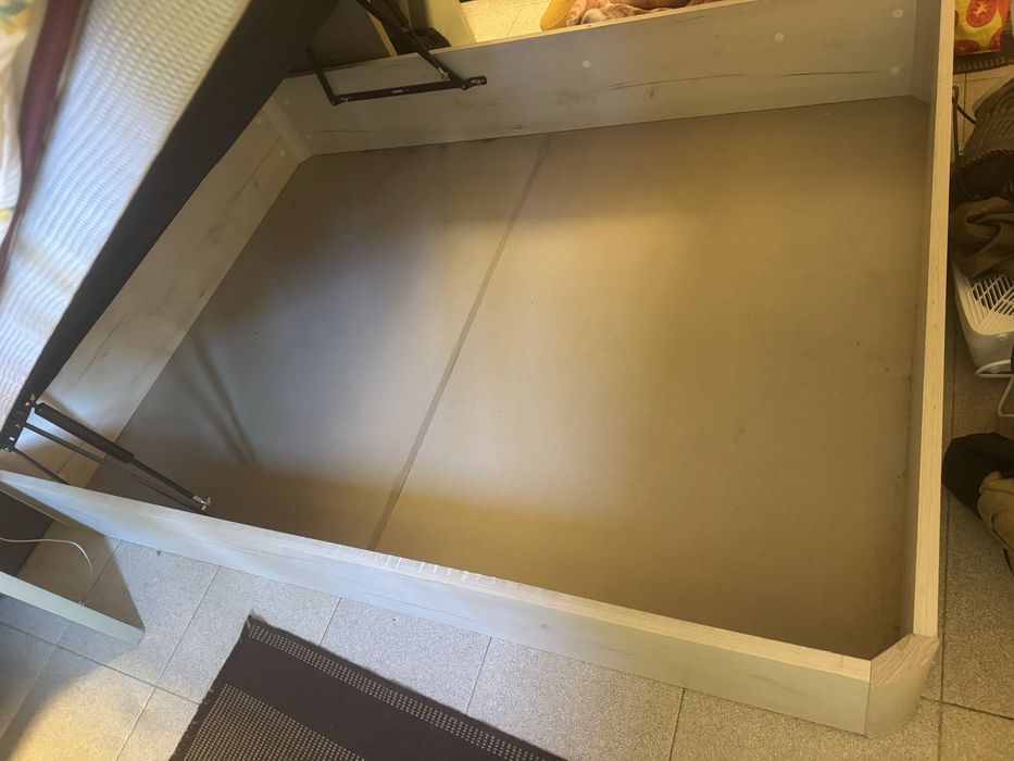 Cama de casal com arrumacao