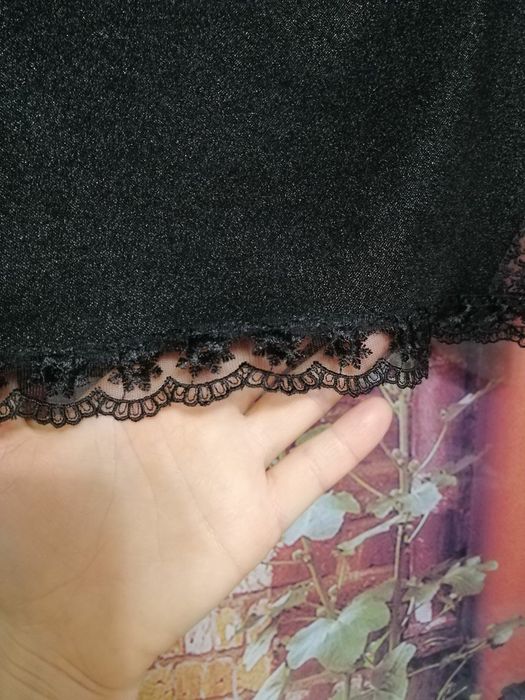 Черное платье с кружевом.