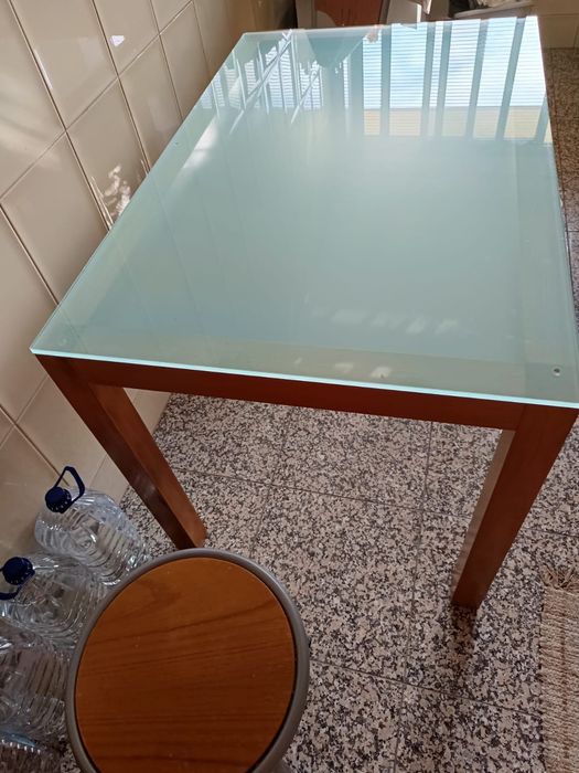 Mesa de cozinha com cadeiras e bancos