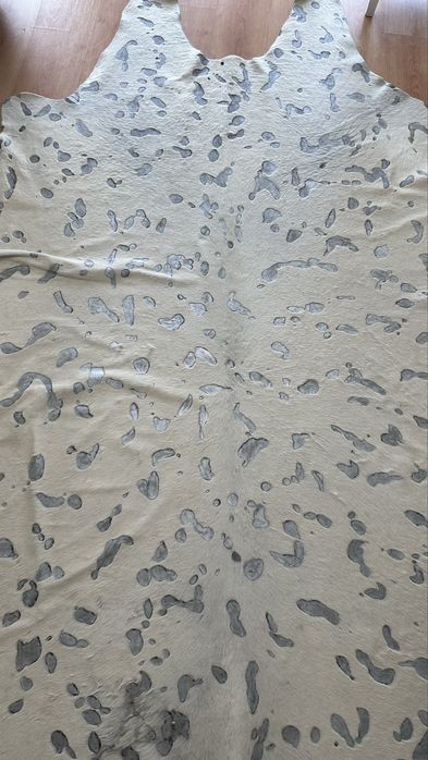 tapete de pele creme com detalhes prateados