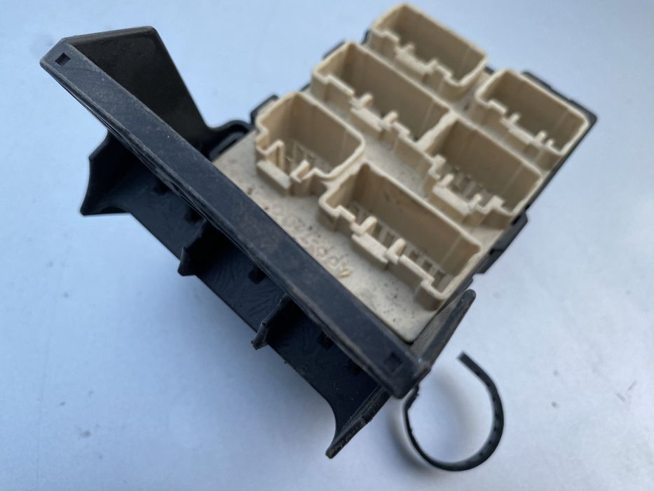 Блок, корпус, колодка предохранителей для Toyota Avensis T25