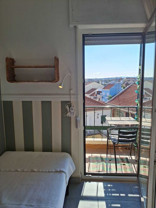 Quarto individual, com WC exclusivo e varanda, aluga-se no centro do Entroncamento