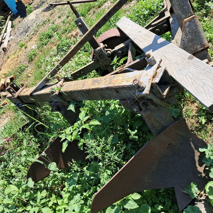 Продається плуг.Трокорпусний саморобний. Культиватор саморобний .