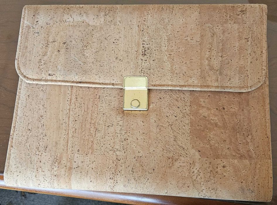 Pasta em cortiça, nova. Nunca foi usada.