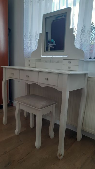 Toaletka z siedziskiem