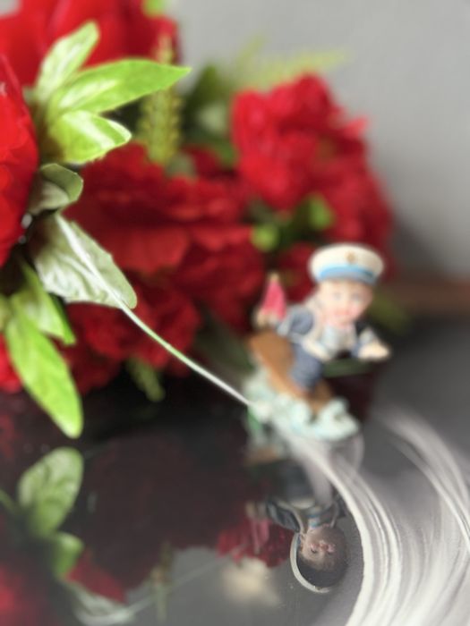 Porcelanowa figurka Chłopiec w stroju marynarza