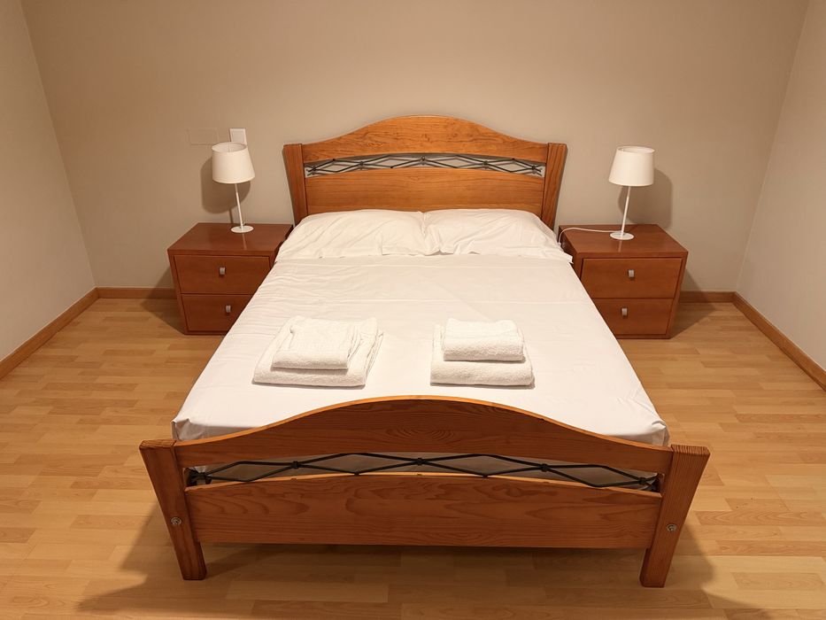 Conjunto cama casal 1.60 + cabeceiras + candeeiros