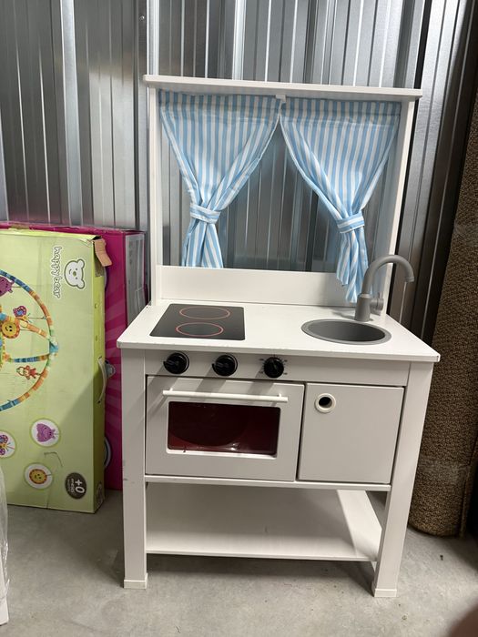 Cozinha de brincar sem utensílios.