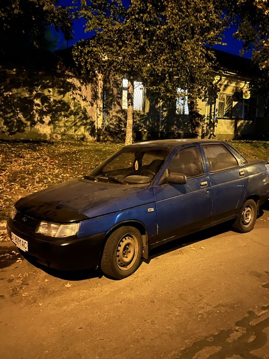 Автомобіль Ваз 2110 на ходу двигун працює добре