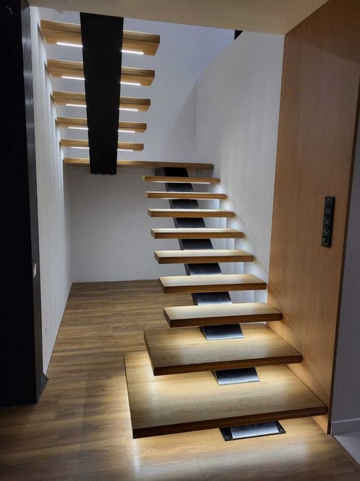 Schody metalowe ze stopniami jesionowymi