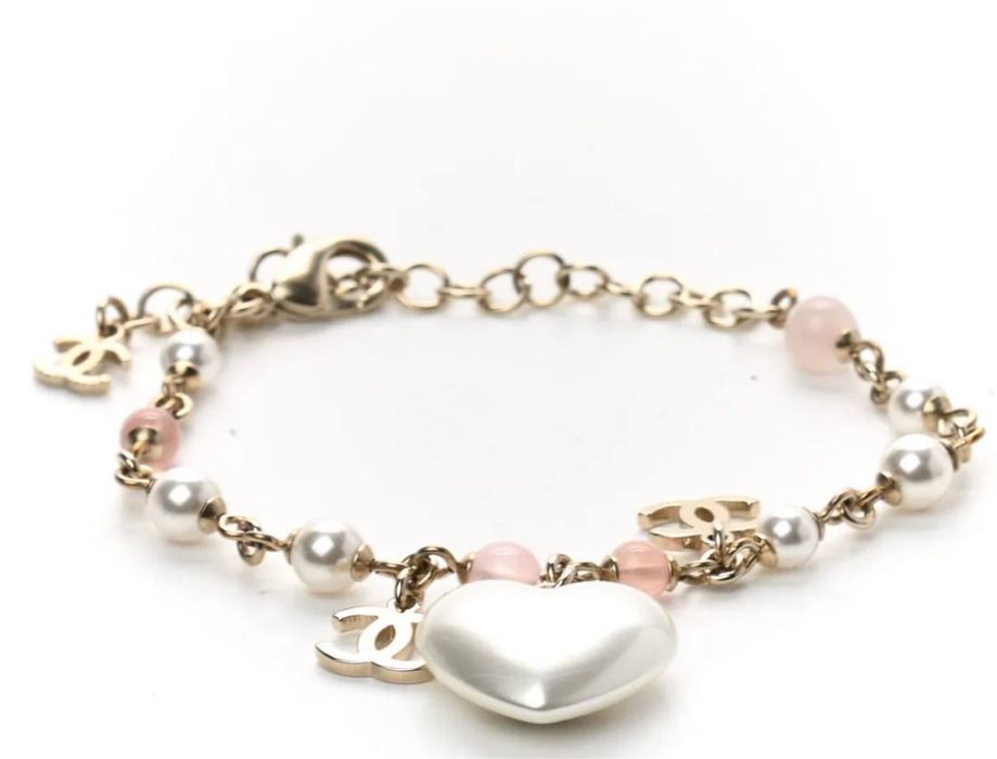 Літній браслет з перлинками та декором в золотому кольорі