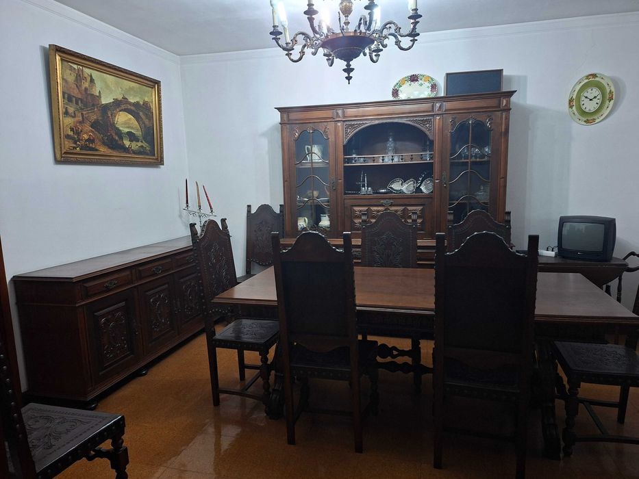 Mobilia de sala em madeira maciça com 8 cadeiras em pele, estilo clássico
