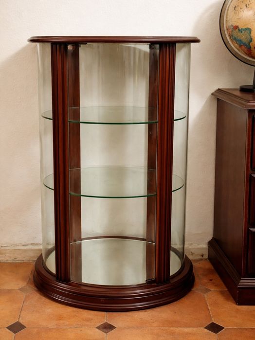 Vitrine expositora em madeira com prateleiras de vidro