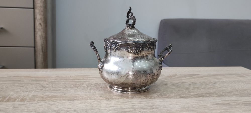 Zabytkowa bogato zdobiona cukiernica wykonana ze srebra próby 800