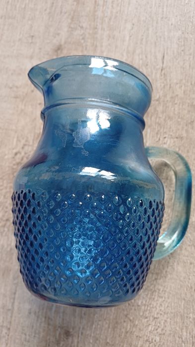 Niebieski dzbanek szklany