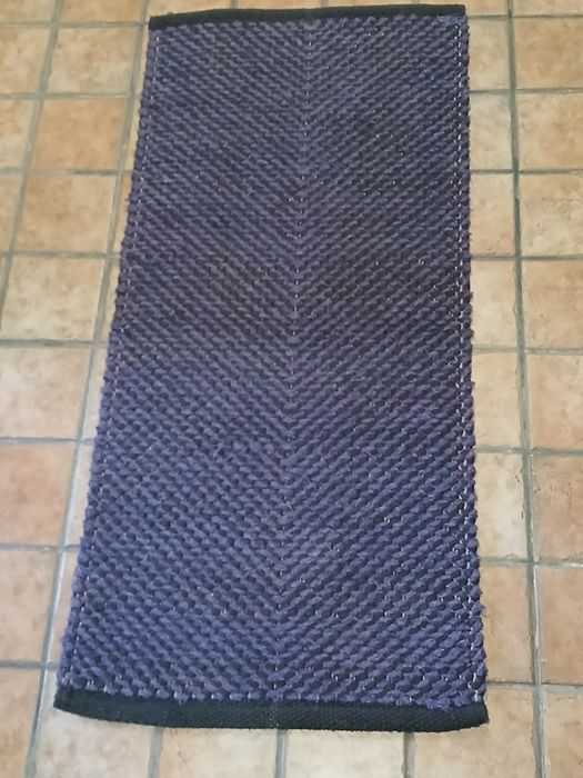 Tapete azul e preto
