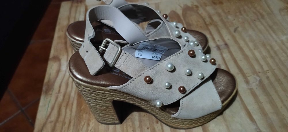 Vendo sandálias n 35 Novas