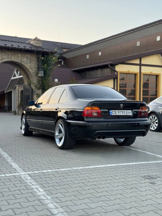 Tylny zderzak BMW E39 w stylu M5 (1995–2003) z wycięciami pod (PDC)