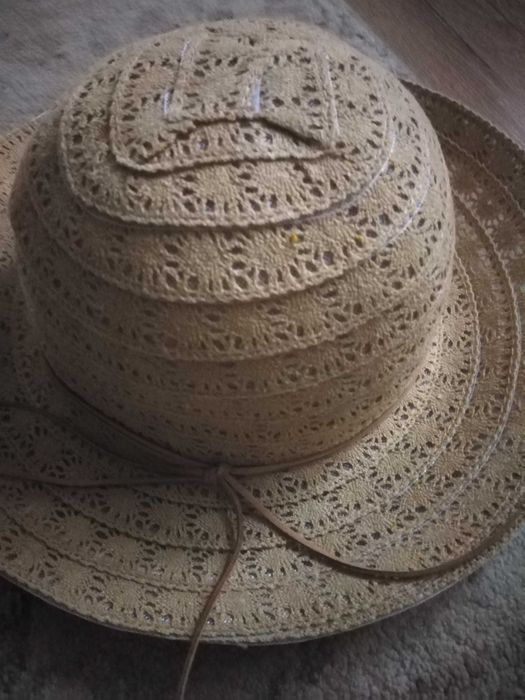 Kapelusz azurkowe z ozdobnym rzemykiem