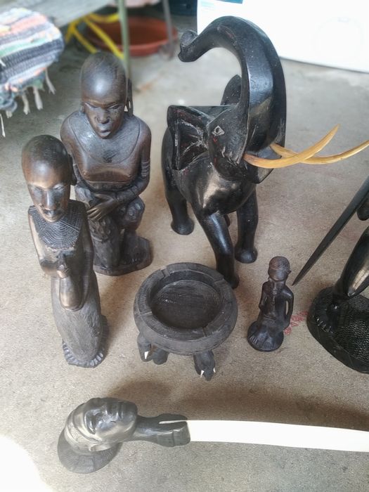 Figuras e ornamentos antigas de indígenas Africanos em pau preto