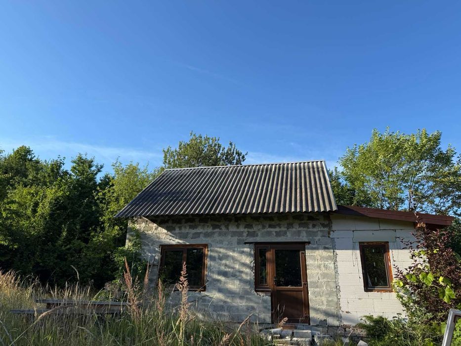 будинок дачний, з ділянкою 9 сот, в Липники. Комунікації є - світло та вода. Житловий стан.