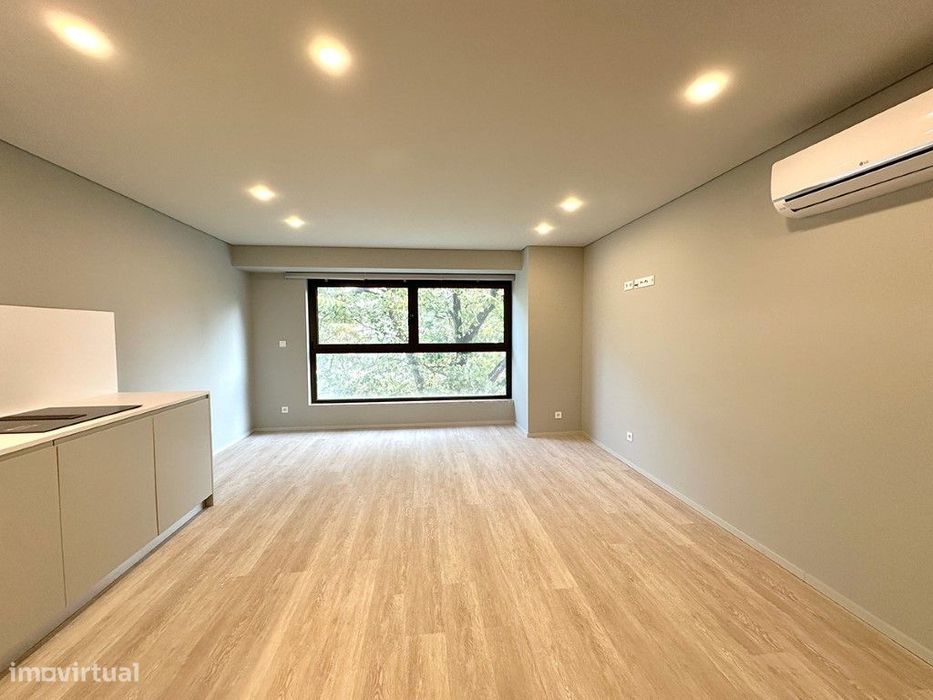 Apartamento T1 com garagem e arrecadação em palacete renovado em Li...