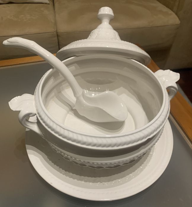 Terrina branca usada